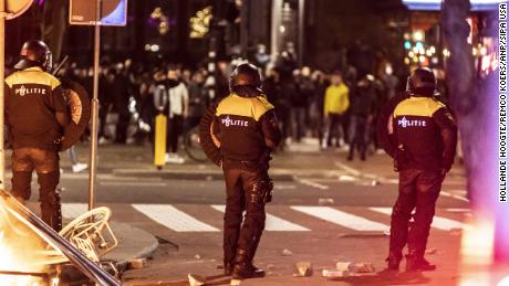 La policía de Rotterdam cerró el transporte público y ordenó a la gente que se fuera a casa el viernes cuando las protestas se intensificaron.