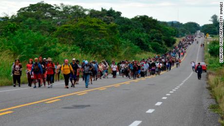 Una nueva caravana de migrantes va camino a EE.UU