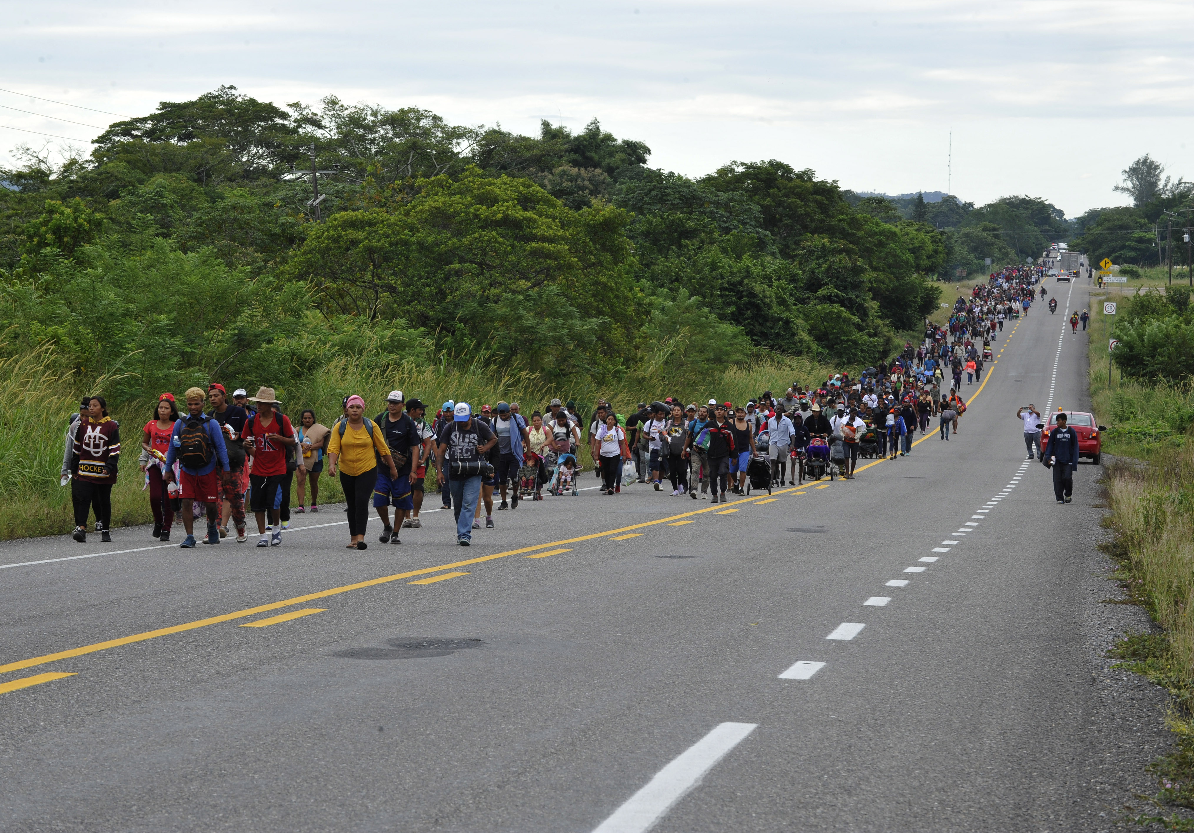 Una nueva caravana de migrantes va camino a EE.UU