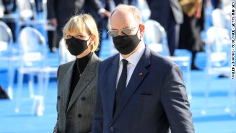 O Príncipe Albert II (à direita) e a Princesa Charlene deixam uma festa em Nice, França, em novembro de 2020.