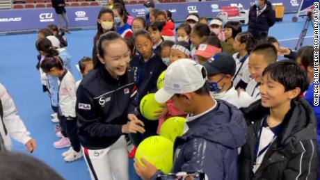 Peng Shuai é visto em uma imagem de um vídeo divulgado por um membro da mídia estatal chinesa que supostamente o mostrou em um evento de tênis no domingo.  A CNN não pôde verificar independentemente o clipe ou confirmar quando foi filmado. 