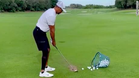 Tiger Woods brengt de eerste video uit waarin hij in de training zwaait na een auto-ongeluk in februari