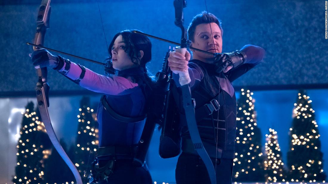 Ulasan Hawkeye: Jeremy Renner dan Hailee Steinfeld membintangi serial Marvel yang berisiko kehilangan sasaran
