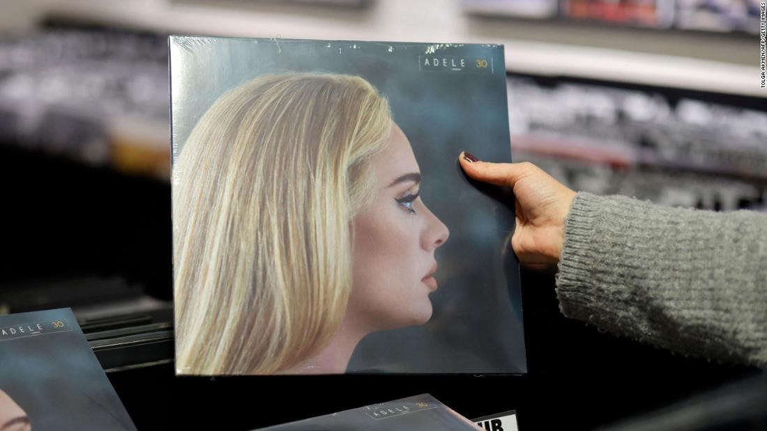 Album ’30’ Adele menjadi album dengan penjualan tercepat tahun 2021 di AS dan Inggris