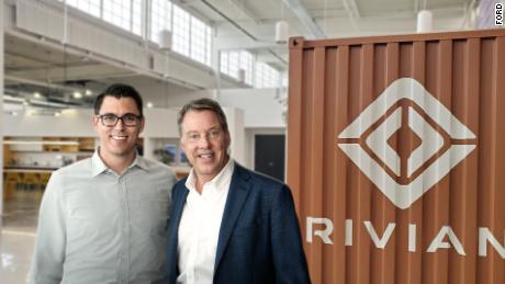Rivian VD och grundare RJ Scaringe, Fords verkställande styrelseordförande Bill Ford 2019 när de tillkännagav Fords investering på 500 miljoner dollar i den uppkomna elbilstillverkaren.