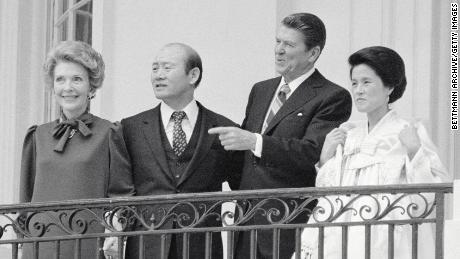 رئیس جمهور ایالات متحده رونالد ریگان به برخی از مناظر از بالکن ترومن کاخ سفید به رئیس جمهور کره جنوبی چون دو هوان و همسرش در سال 1981 اشاره می کند.
