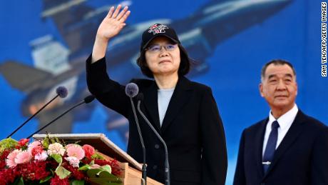 رئیس جمهور تایوان تسای اینگ ون در حالی که وزیر دفاع چیو کو چنگ در مراسمی در نیروی هوایی چیای در جنوب تایوان در 18 نوامبر 2021 به او نگاه می کند، دست تکان می دهد.