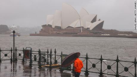 La Nina treft Australië met regen tijdens de zomer tijdens een regenachtige en stormachtige vakantie