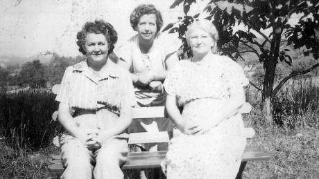 Maureen Morales&#39; Great Grandma Hughes, seen here to the right, started making her family&#39;s potato stuffing recipe in the early 1900&#39;s after emigrating to the United States from Ireland. Also in the picture are Morales&#39; Grandma Hanley and Grandma Casey. (Courtesy Maureen Morales)