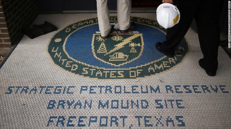 Nhân viên đến Khu Dự trữ Dầu khí Chiến lược Bryan Mound của Bộ Năng lượng Hoa Kỳ ở Freeport, Texas, Hoa Kỳ, vào thứ Năm, ngày 9 tháng 6 năm 2016. 