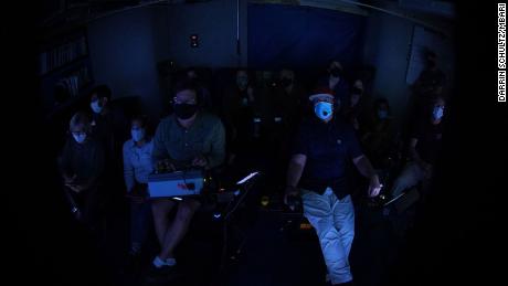 विज्ञान टीम MBARI ROV पायलट Randy Prickett को पनडुब्बी हाथीदांत की ओर बढ़ते हुए दिलचस्पी से देख रही है।