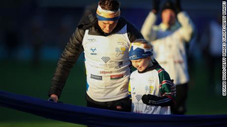 Sinfield completes his Extra Mile Challenge with Rob Burrow&#39;s daughter Macy.