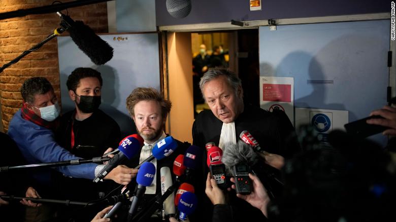 Sylvain Cormier ทนายความของ Karim Benzema (ขวา) และ Antoine Vey ตอบนักข่าวหลังคำตัดสินในคดีแบล็กเมล์