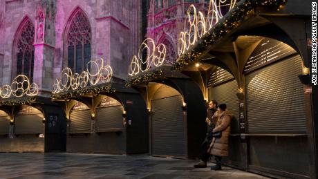 A Christmas market next to Vienna's Stephen's Cathedral, normaly packed with crowds of people, was shuttered last Monday.