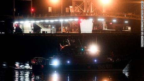 یک قایق از یک سازمان داوطلبانه نجات دریایی فرانسوی، Societe Nationale de Sauvetage en Mer، چهارشنبه با اجساد مهاجران به بندر کاله می رسد.