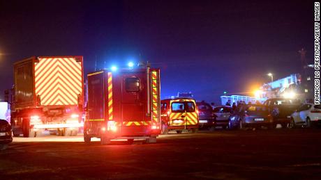 Des camions de pompiers arrivent mercredi dans le port de Calais après qu'au moins 31 migrants sont morts dans le naufrage de leur bateau au large de Calais.