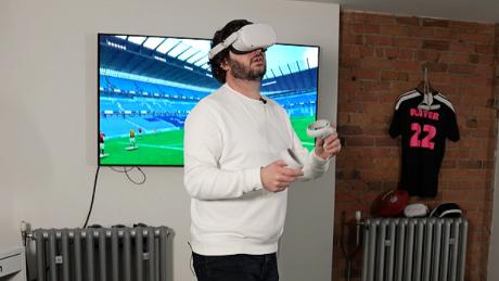 Andy Etches, founder of Rezzil, using the company&#39;s VR technology.