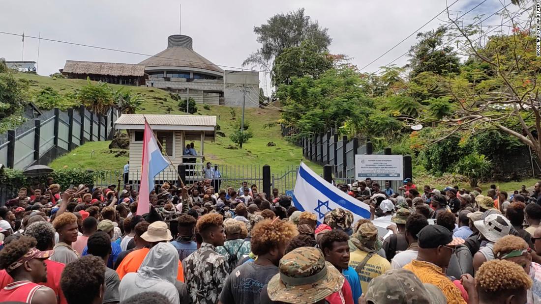 Honiara, Wyspy Salomona: australijski personel obronny rozmieszczony, gdy gwałtowne protesty trwają drugiego dnia