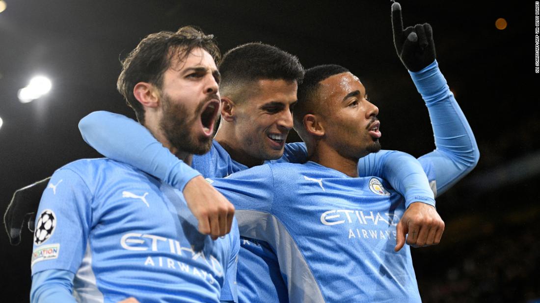 O Manchester City derrotou o Paris Saint-Germain enquanto as duas equipes avançam para a fase de mata-mata da Liga dos Campeões