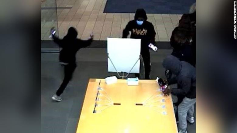 Groups of thieves target two high-end stores in California