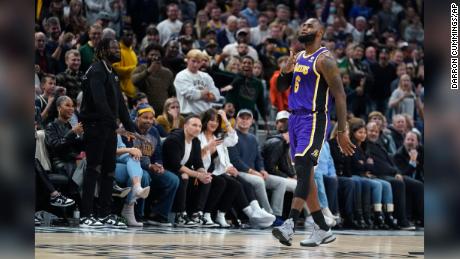 LeBron James gets fans ejected from courtside on return and hits clutch 3 in Lakers&#39; OT win