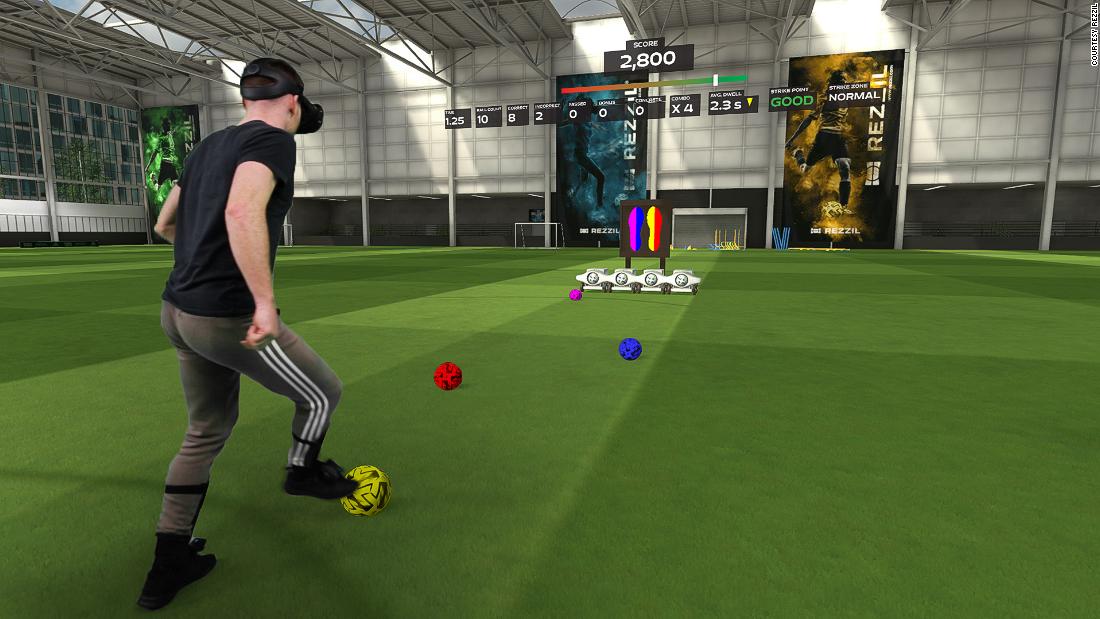 Headset alih-alih cedera kepala: Bagaimana teknologi VR dapat membuat sepak bola lebih aman
