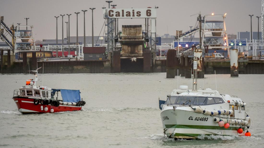 Pescadores franceses amenazan con cerrar el túnel del Canal de la Mancha y los puertos en protesta por las licencias de pesca