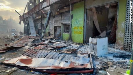 26 नवंबर को चाइनाटाउन, होनियारा, सोलोमन द्वीप में क्षतिग्रस्त दुकानों के बाहर गली में मलबा दिखाई देता है।