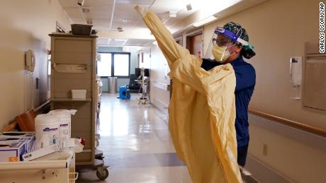 Michigan establece récord de hospitalizaciones, superando a la nación en nuevos casos de coronavirus per cápita
