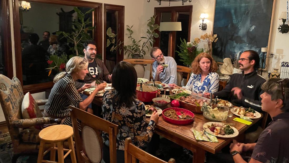 A Los Angeles woman invited an Afghan refugee family over for Thanksgiving. Here’s what happened at their first Thanksgiving meal – CNN