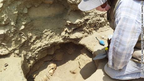 Pazemes apbedījumu vieta, kur pētnieki atrada mūmiju netālu no Limas, Peru.