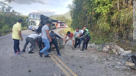 پلیس ملی پرو و ​​پلیس بزرگراه برای رفع انسداد جاده ها پس از زلزله تلاش می کنند. 