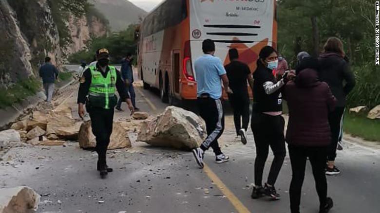 The National Police of Peru, with the Highway Police, have been conducting motorized patrols to remove fallen rocks.