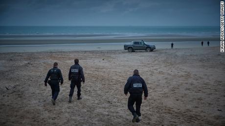 Francouzská policie hlídkuje na pláži Wimeru, aby 25. listopadu hledala migranty.