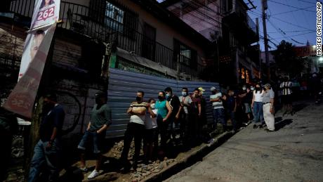 A queue of voters outside a polling station in Tegucigalpa.