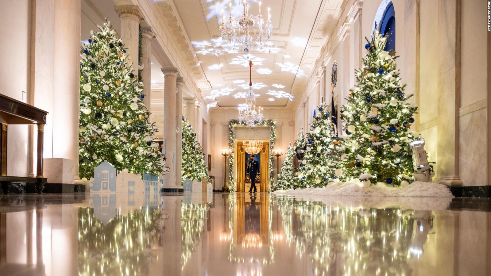 211129104013-04-white-house-holiday-deco