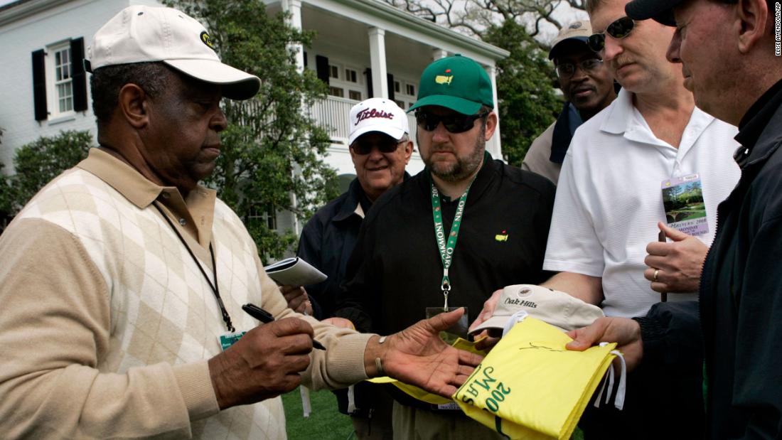 Elder signs autographs at the 2008 Masters.