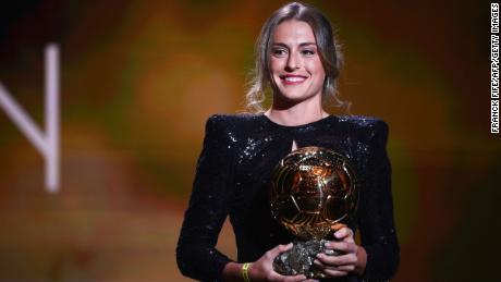 Putellas poses after being awarded the the women&#39;s Ballon d&#39;Or award.