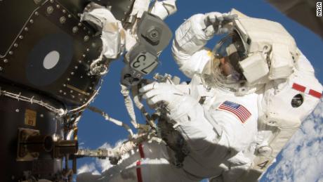 رائد فضاء ناسا الدكتور توماس مارشبورن شوهد خلال أول سير في الفضاء له في 20 يوليو 2009.