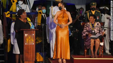 Rihanna fue declarada heroína de Barbados en la ceremonia de transición. 