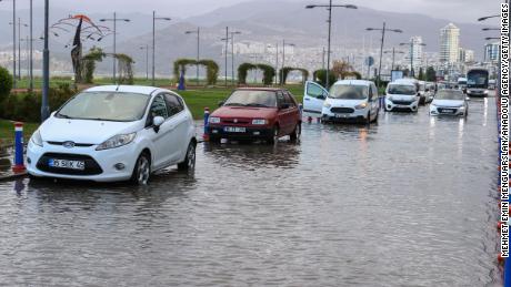 Por causa das fortes tempestades de 30 de novembro, as ondas inundaram as ruas da Praça da República no distrito de Konak em Izmir, Turquia.