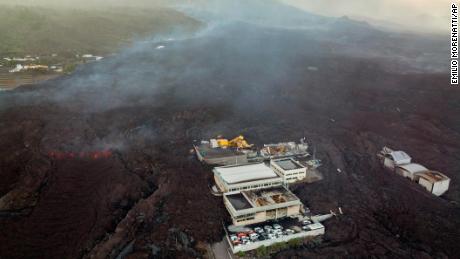 La lava fluye rápidamente a través de partes de la isla española de La Palma, moviéndose el lunes, meses después de la primera erupción.