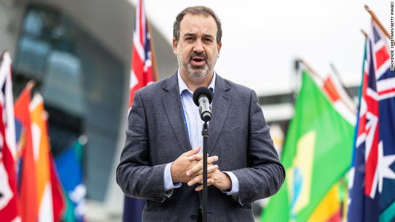 Pakula พูดในพิธีรับถ้วยรางวัล Australian Open ในเดือนกุมภาพันธ์
