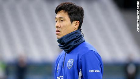 Suk Hyun-jun warms up before the game against Marseille. 