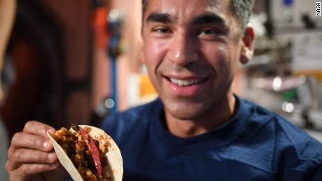 Astronauti oslavují rekordní sklizeň Chile ve vesmíru večerem s tacosem