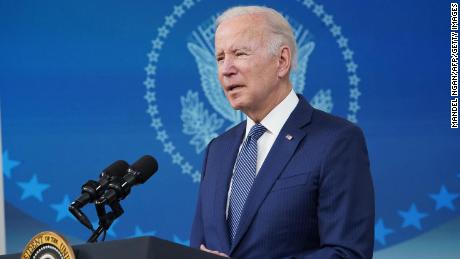 President Biden zegt met schorre stem dat hij verkouden is
