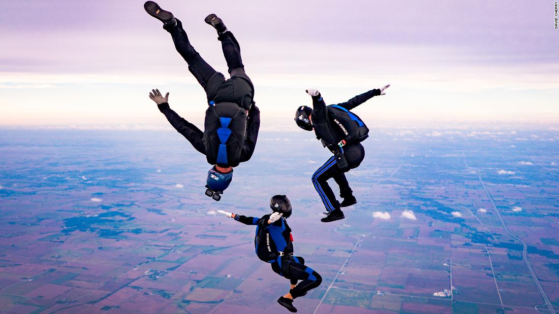 Speed ​​skydiving: Meluncur 300mph melalui langit hanya dengan parasut