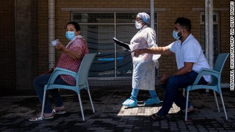 Des gens font la queue pour un test PCR Covid-19 au laboratoire Lancet de Johannesburg le 30 novembre.