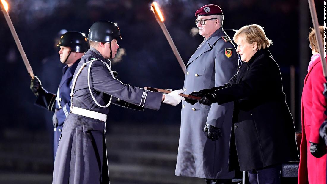 Angela Merkel dihormati oleh militer Jerman dengan punk rock sendoff