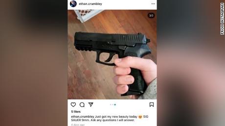Une photo de l'arme qui aurait été utilisée lors de la fusillade à l'école secondaire d'Oxford mardi a été publiée sur un compte Instagram quelques jours avant l'incident, a déclaré à CNN une source policière ayant une connaissance directe.